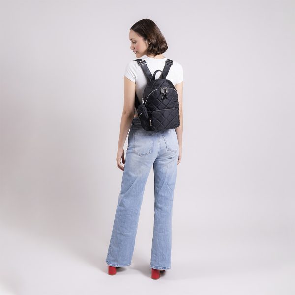Mochila para mujer Barbie by Chenson en negro con estilo moderno
